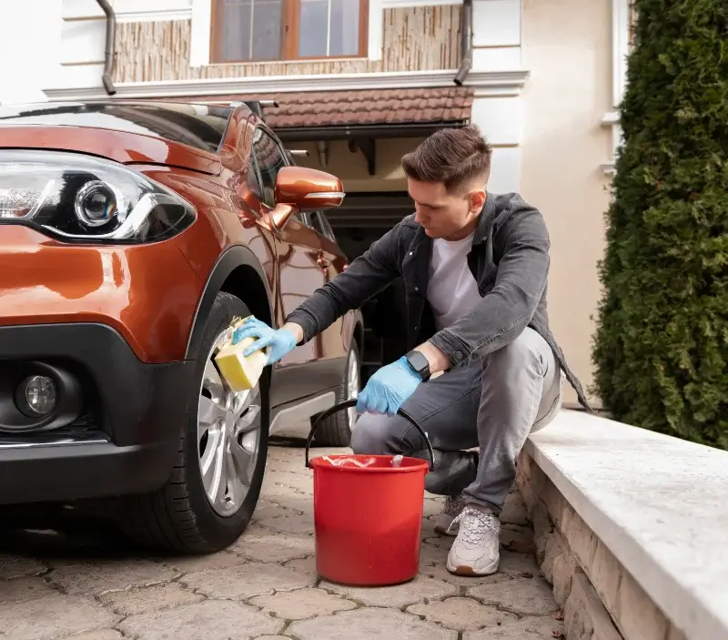 Lavage auto à domicile Py : professionnel intervenant sur un véhicule